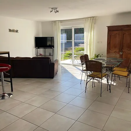 Holiday home Les Jardins De Jodie Saint-Aubin-de-Branne